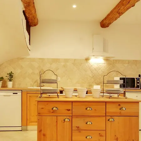Holiday home Maison Confortable A Villeneuve-les-avignon, Plancha Incluse *