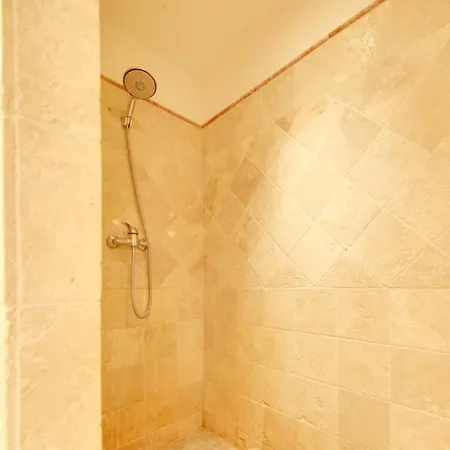 Maison Confortable A Villeneuve-les-avignon, Plancha Incluse Holiday home