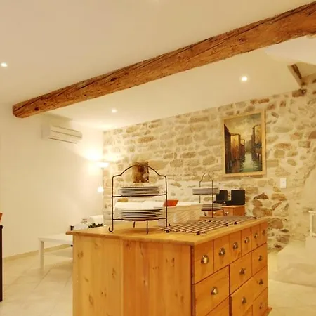 Maison Confortable A Villeneuve-les-avignon, Plancha Incluse Holiday home Villeneuve-les-Avignon