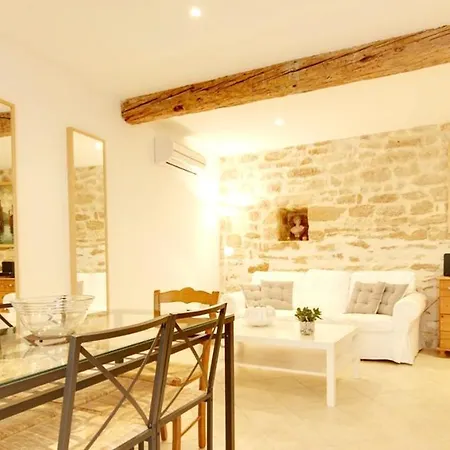 Holiday home Maison Confortable A Villeneuve-les-avignon, Plancha Incluse *