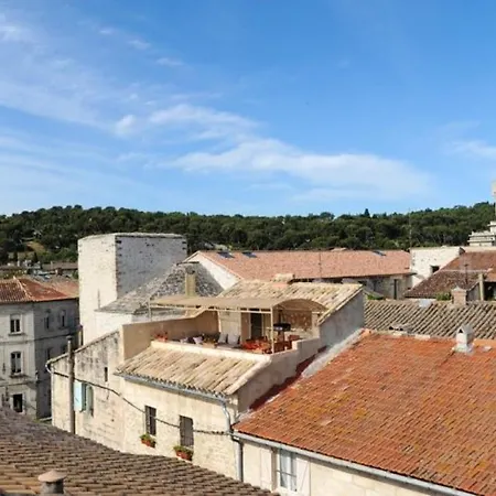 Holiday home Maison Confortable A Villeneuve-les-avignon, Plancha Incluse