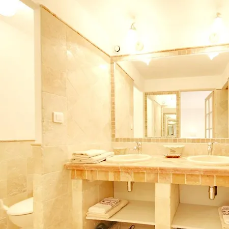 Holiday home Maison Confortable A Villeneuve-les-avignon, Plancha Incluse Villeneuve-les-Avignon