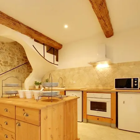 Holiday home Maison Confortable A Villeneuve-les-avignon, Plancha Incluse *