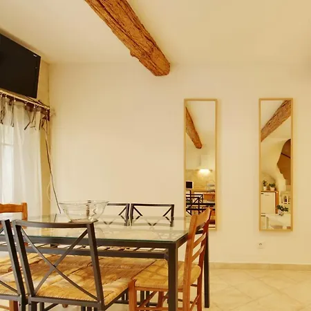 Holiday home Maison Confortable A Villeneuve-les-avignon, Plancha Incluse *