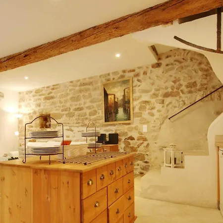 Maison Confortable A Villeneuve-les-avignon, Plancha Incluse Holiday home